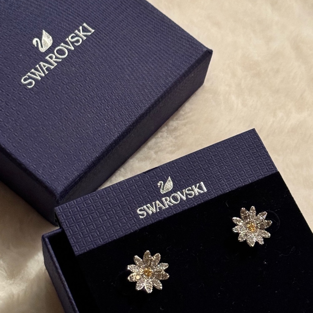 SWAROVSKI Eternal Flower stud earrings
Flower, Yellow, Mixed metal finish